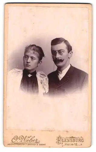 Fotografie O. Weber, Flensburg, Holm 12, Portrait junges Paar in hübscher Kleidung