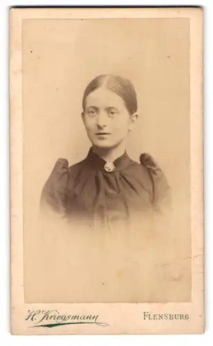 Fotografie H. Kriegsmann, Flensburg, Grosse Strasse 75, Portrait junge Dame mit zurückgebundenem Haar