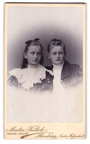 Fotografie Martin Frölich, Flensburg, Norder-Hofenden 9, Portrait zwei junge Damen in hübscher Kleidung