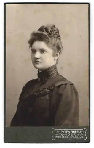 Fotografie Chr. Schwennesen, Tondern, Westerstrasse 96, Portrait junge Dame mit Hochsteckfrisur