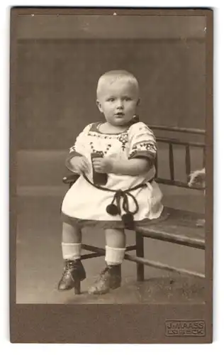 Fotografie J. Maass, Lübeck, Breitestrasse 37, Portrait kleines Kind im hübschen Kleid