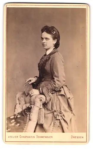 Fotografie Constantin Schwendler, Dresden, Sophieenstrasse 5, Portrait junge Dame im Kleid mit einem Buch