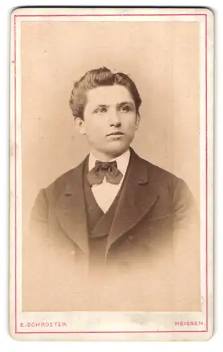 Fotografie E. Schroeter, Meissen, Obergasse 597, Portrait junger Herr im Anzug mit Fliege