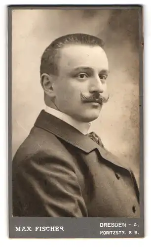 Fotografie Max Fischer, Dresden-A., König Johann-Strasse Ecke der Moritz-Strasse, Portrait eleganter Herr mit Moustache