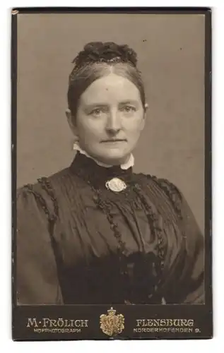 Fotografie M. Frölich, Flensburg, Norderhofenden 9, Portrait junge Dame mit Haube und Kragenbrosche