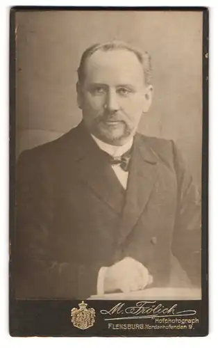 Fotografie M. Frölich, Flensburg, Norderhofenden 9, Portrait eleganter Herr mit Schifferskrause