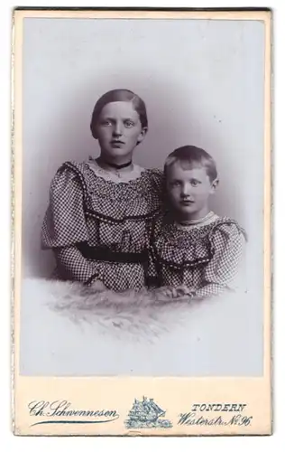 Fotografie Chr. Schwennesen, Tondern, Wester-Strasse 96, Portrait zwei Mädchen in karierten Kleidern