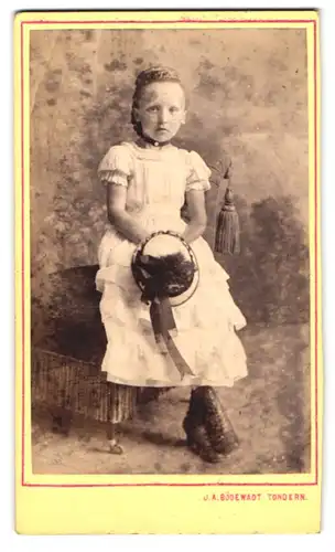 Fotografie Jacob A. Bödewadt, Tondern, Portrait Mädchen im weissen Kleid mit Hut