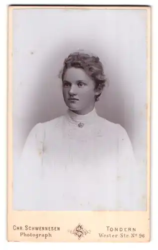 Fotografie Chr. Schwennesen, Tondern, Wester-Strasse 96, Portrait junge Dame in weisser Kleidung