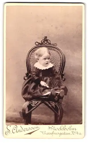 Fotografie S. Andersson, Stockholm, Barnhusgatan 4 a, Portrait kleines Mädchen im Kleid