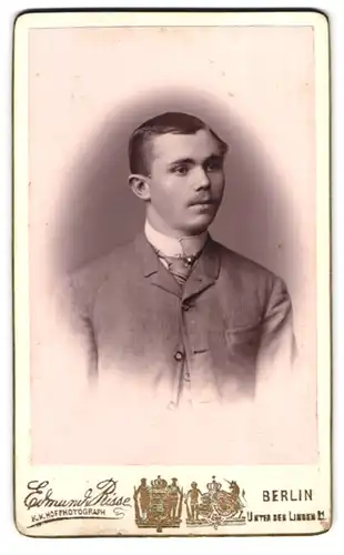 Fotografie Edmund Risse, Berlin-W., Unter den Linden 11, Portrait junger Herr im Anzug mit Krawatte
