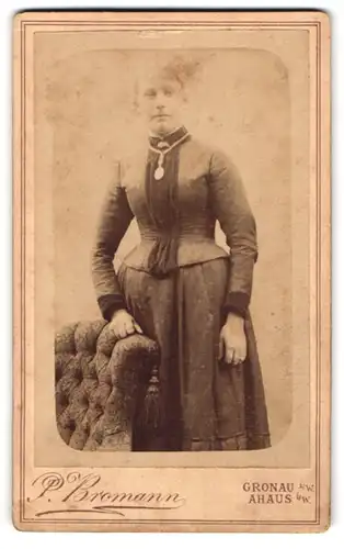 Fotografie P. Bromann, Gronau i. W., Portrait modisch gekleidete Dame mit Amulett