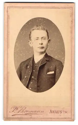 Fotografie P. Bromann, Ahaus i. W., Portrait junger Herr im Anzug mit Brille
