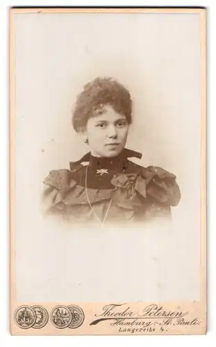 Fotografie Theodor Petersen, Hamburg-St. Pauli, Langereihe 4, Portrait junge Dame im Kleid