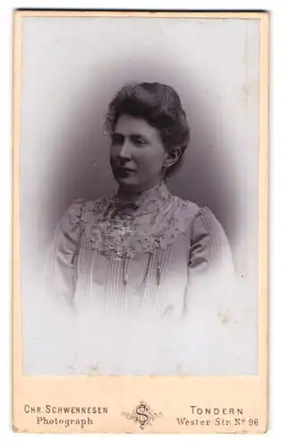 Fotografie Chr. Schwennesen, Tondern, Wester-Strasse 96, Portrait junge Dame in hübscher Kleidung