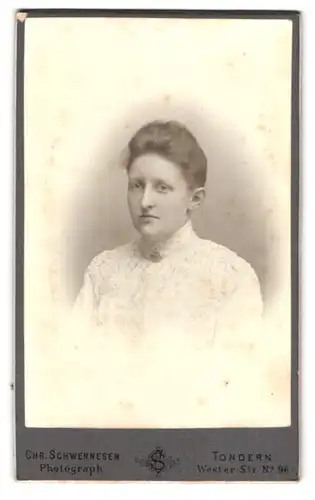 Fotografie Chr. Schwennesen, Tondern, Wester-Strasse 96, Portrait junge Dame in weisser Kleidung
