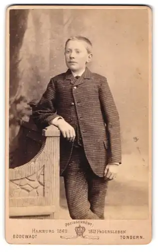 Fotografie Jacob A. Bödewadt, Tondern, Portrait junger Mann im Anzug