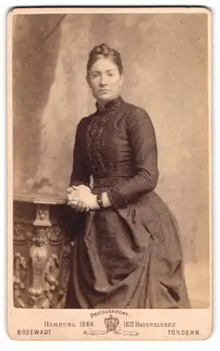 Fotografie Jacob A. Bödewadt, Tondern, Portrait junge Dame im Kleid