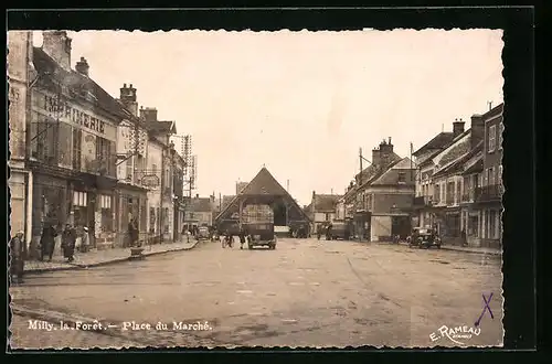 AK Milly-la-Forêt, Place du Marché