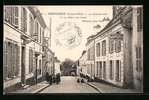 AK Montlhéry, La Grande Rue et la porte de Linas