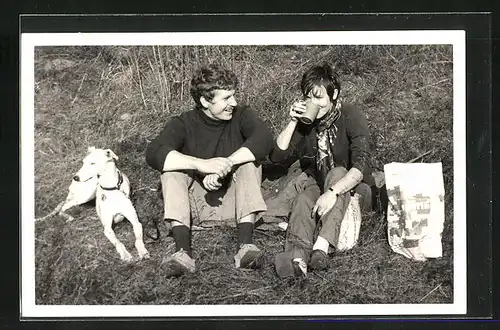 Foto-AK Pause im Feld, Paar mit Windhund