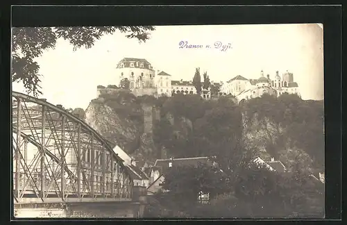 Foto-AK Vranov nad Dysi, Zámek, Burg von Brücke aus