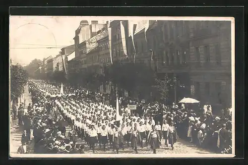 AK Brünn / Brno, Parade mit jungen Mädchen in Uniform