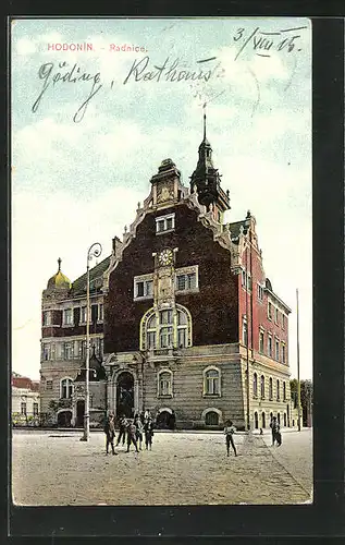 AK Göding / Hodonin, Rathaus am belebtem Vorplatz
