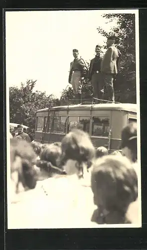 Foto-AK Lovcicky, Soldaten auf Autobus