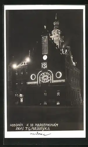 AK Göding / Hodonin, Rathaus in Lichterketten bei Nacht