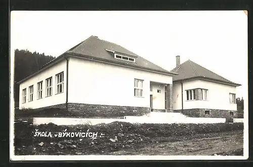 Foto-AK Bykovice, Strasse an der Schule