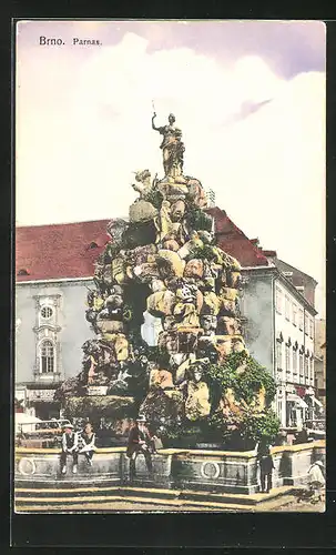 AK Brünn / Brno, Parnas, Kinder sitzen am Brunnen