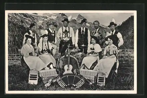 AK Volkstypische Musikgruppe in Trachten mit Akkordeon und Gitarre