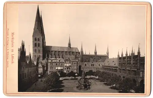 Fotografie J. Nöhring, Lübeck, Ansicht Lübeck, Marktplatz mit Denkmal und umliegenden Gebäuden