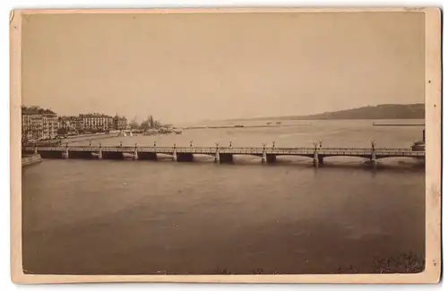 Fotografie unbekannter Fotograf, Ansicht Genf, Uferpartie & Brücke am Genfer See