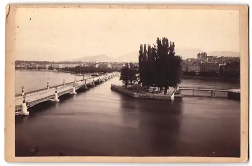 Fotografie unbekannter Fotograf, Ansicht Genf, Stadtansicht mit Brücke am Genfer See