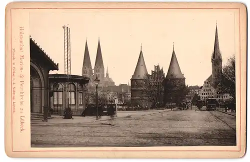 Fotografie J. Nöhring, Lübeck, Ansicht Lübeck, Holstentor, Marienkirche & Petrikirche, Strassenbahn