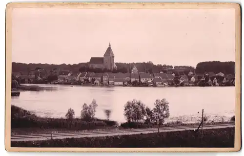 Fotografie unbekannter Fotograf, Ansicht Mölln, Ortsansicht mit Seeblick & Eisenbahntrasse