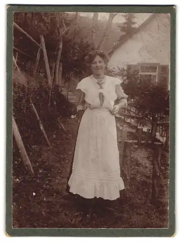 Fotografie Dienstmagd - Hausmädchen mit Schürze im Garten