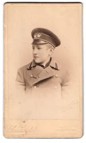 Fotografie Schnuald, Riga, Königstr. 11-12, Portrait Lettischer Bursche in Uniform mit Schirmmütze