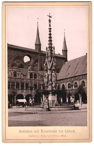 Fotografie J. Nöhring, Lübeck, Ansicht Lübeck, Marktplatz mit Rathaus, Denkmal & Marktstand
