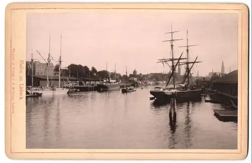 Fotografie J. Nöhring, Lübeck, Ansicht Lübeck, Dampf - und Segelschiffe im Hafen