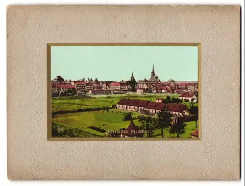 Fotografie unbekannter Fotograf, Ansicht Pilsen / Böhmen, Stadtansicht mit Kathedrale