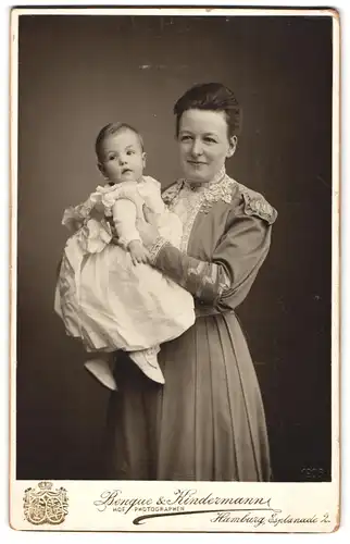 Fotografie Benque & Kindermann, Hamburg, Esplanande 2, Portrait Mutter im Biedermeierkleid mit Töchterchen auf dem Arm