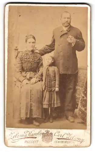 Fotografie Carl Zelesny, Fünfkirchen, Szecheny Platz 2, Portrait Mutter und Vater mit ihrer kleinen Tochter im Atelier