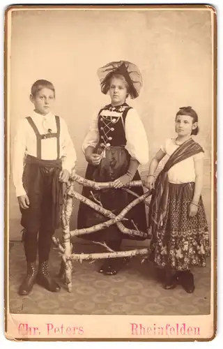Fotografie Chr. Peters, Rheinfelden, drei Kinder in badischen Trachtenkleidern posieren im Atelier