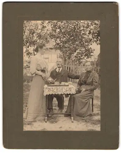 Fotografie unbekannter Fotograf und Ort, Mutter und Vater beim Kaffeekranz, Tochter schenkt Kaffe ein