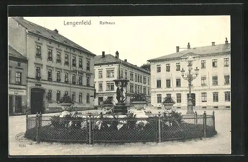 AK Lengenfeld, Rathaus mit Gasthaus Zum goldenen Löwen, Geschäften und Brunnen