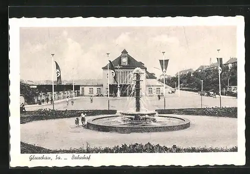 AK Glauchau, Bahnhof, Partie mit Mutter und Kind am Brunnen