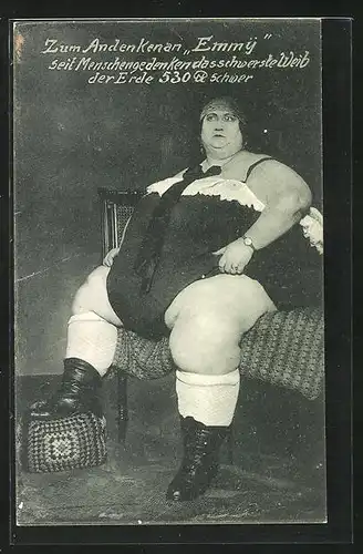 AK Übergewichtige Emmy auf Bett